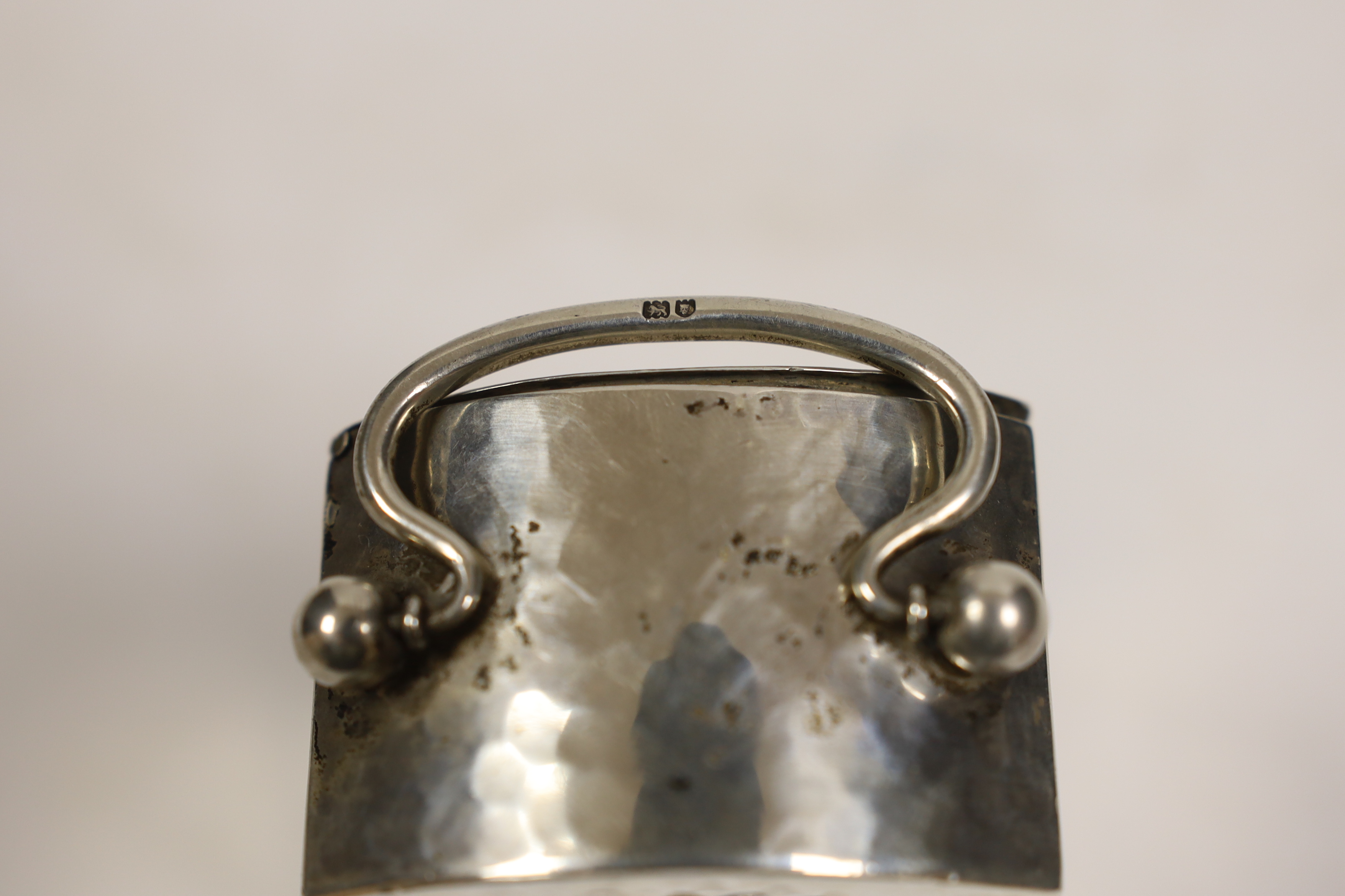 An Edwardian planished silver cased carriage timepiece, W & G Neal, London, 1906, on ball feet, height 8.5cm.